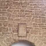 ...su uno dei quali spicca lo stemma di Bitonto con l�ulivo e due leoni 